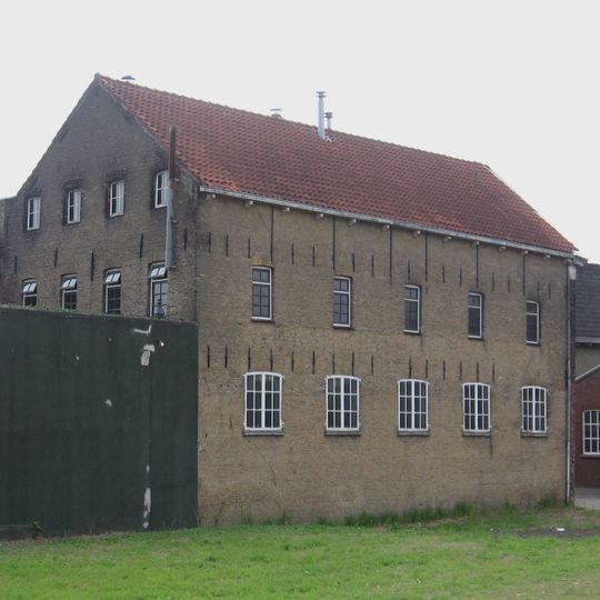 Voormalige branderij in sobere Eclectische trant