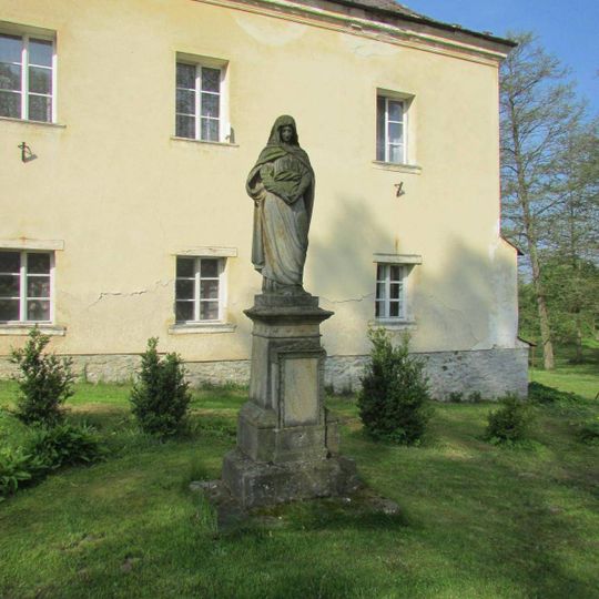 Socha před farou v Mladých Břištích