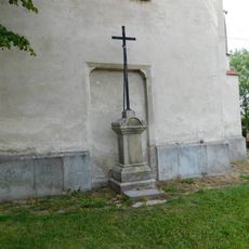 Kříž u kostela v Herálci