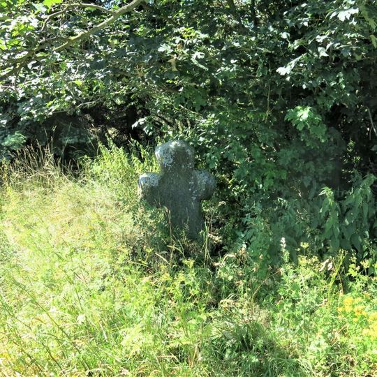 Smírčí kříž za kostelem ve Volyni u Výsluní