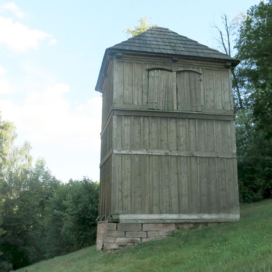 Dřevěná zvonice na evangelickém hřbitově v Libštátě