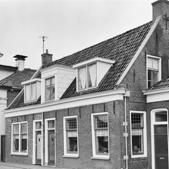 Pand onder dwars zadeldak tegen puntgevels