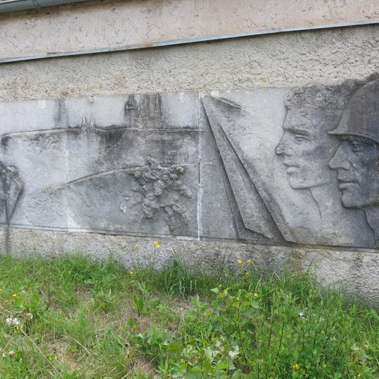 Reliéf u vjezdu do bývalých kasáren Pod Radobýlem v Litoměřicích