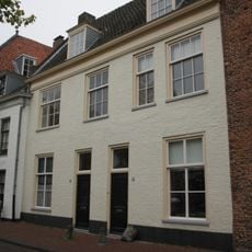 Huis met gepleisterde lijstgevel