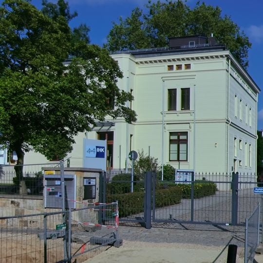 Villa mit Hintergebäude und Vorgarten Jakobstraße 14