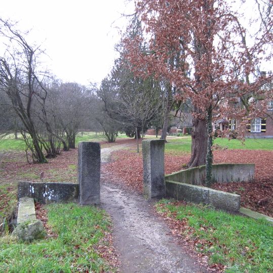 Pijlers en borstweringen bij het rentmeesterskantoor