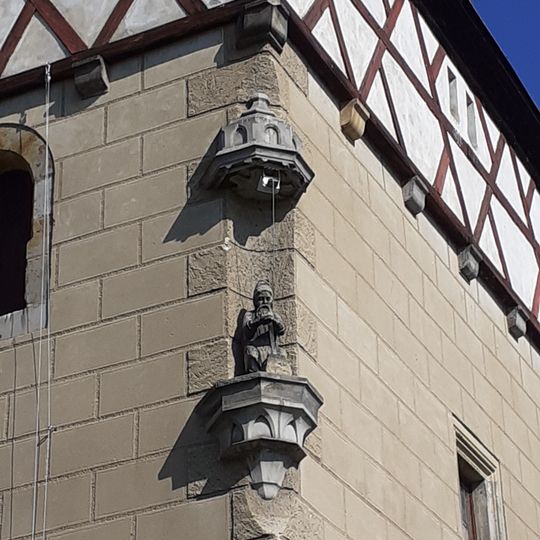 Soška skřítka Kvasničky na nároží zámku v Budyni nad Ohří