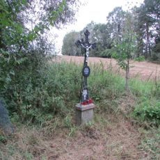 Kříž u zemědělských staveb ve Svépravicích (2)