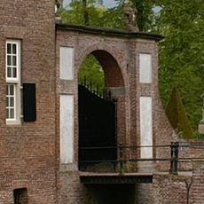 Poort en doorgang aan het voorplein
