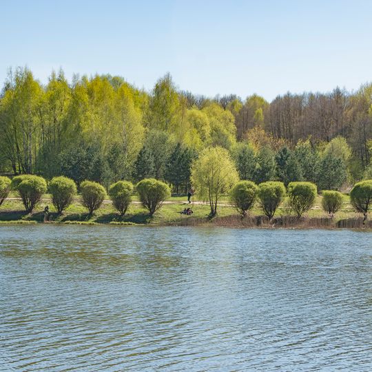 Измайловский лесопарковый заповедник с системой прудов и плотин по реке Серебрянке