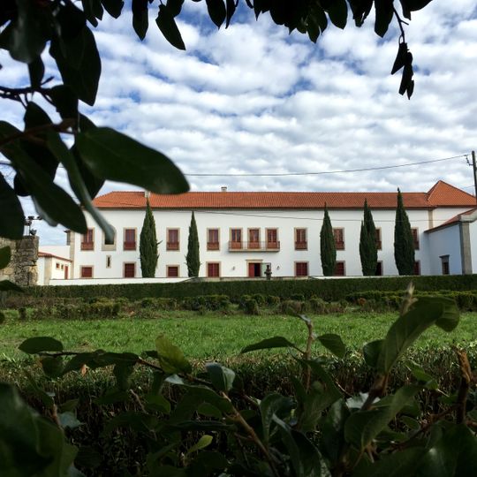 Solar do Vinho do Dão, pórtico, edifícios anexos e jardins, antigo Paço Episcopal