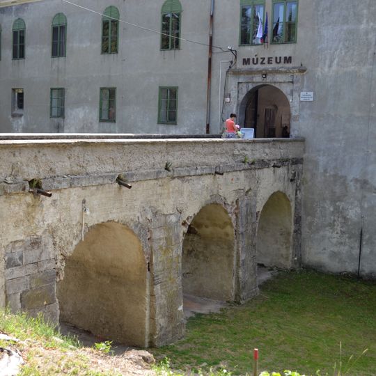 Hrad Modrý Kameň, priekopa šijová