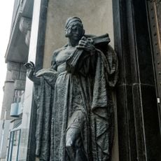 Socha alegorie účetnictví a obchodu u schodů do Galerie moderního umění v Hradci Králové