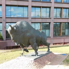 Rzeźba żubra przy kompleksie Lipowy Office Park