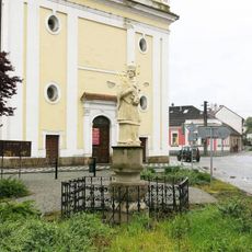 Socha svatého Jana Nepomuckého před kostelem ve Veverské Bítýšce