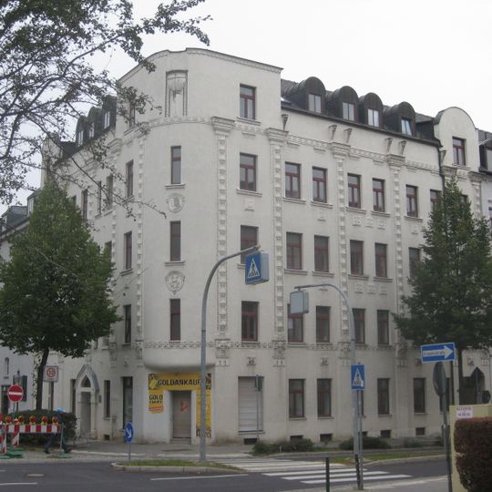Mietshaus in geschlossener Bebauung in Ecklage Sebastian-Bach-Straße 13