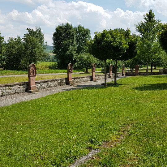 Kreuzweg in der Friedhofsmauer