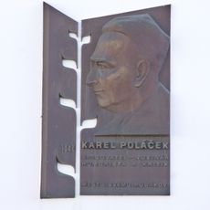 Pamětní deska Karla Poláčka na domě 17 na Starém náměstí v Rychnově nad Kněžnou