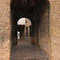 In de poort, die tot de eigenlijke Hof toegang geeft, een Bentheimerstenen, gebosseerd poortje