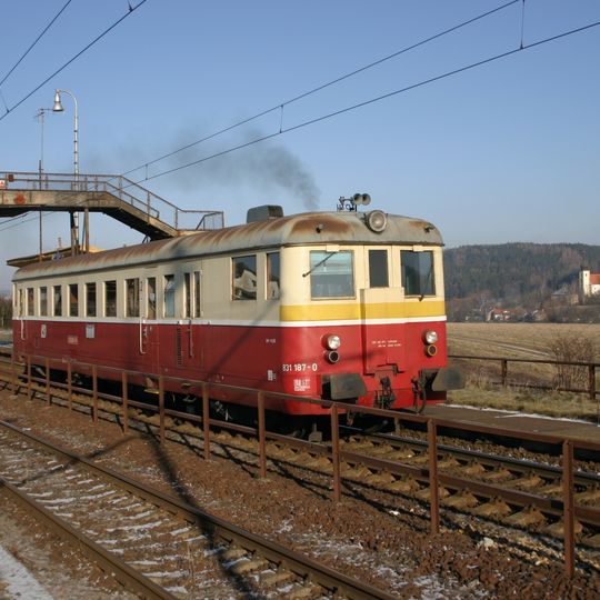 Bývalá lávka přes železniční trať v zastávce Brod nad Tichou