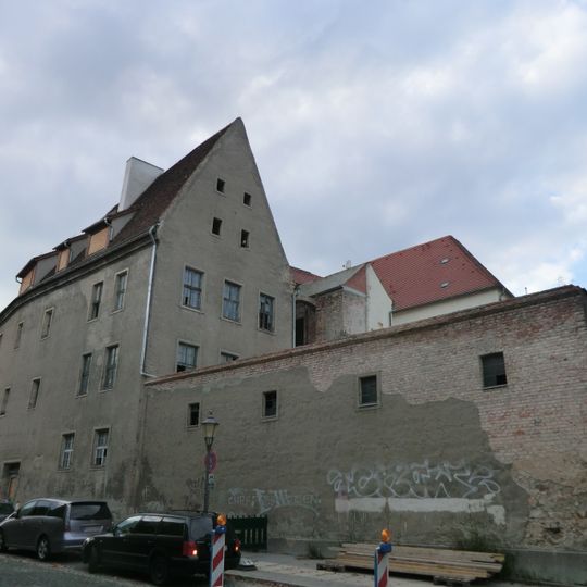 Wohnhaus mit Läden in geschlossener Bebauung, Eckhaus, dazu das angebaute Nebengebäude Jakob-Böhme-Straße 3 Jakob-Böhme-Straße 2, 3