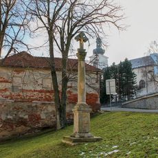 Sloup s křížkem ve Štítech na rozcestí