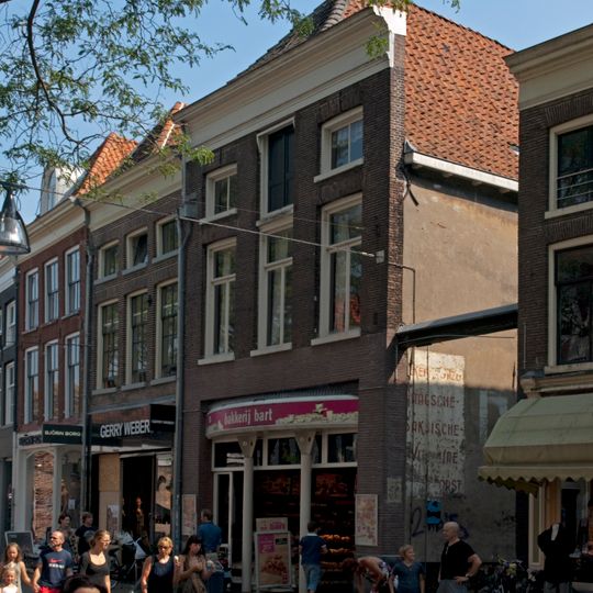 Pand met rechte lijstgevel en jongere onderpui