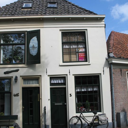 Gedeelte van een pand met gepleisterde rechte gevel