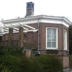 Neoklassicistische koepel met hermen en pergola aan de straatweg, terzijde van oprit naar de Pauw aan de kant van de Dijl