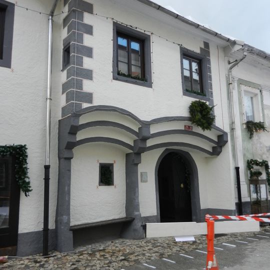 Linhartov trg 25 House