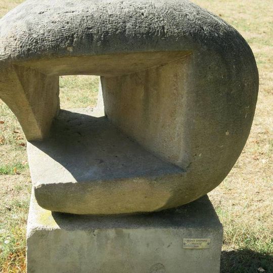 Kamenná plastika Televize v Smetanových sadech v Kadani