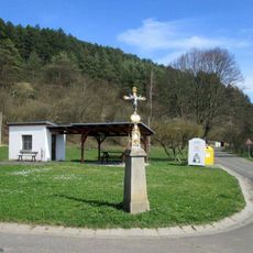 Kříž u křižovatky v Dobršíně