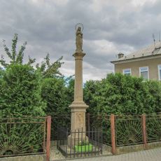 Sloup Panny Marie ve Střelicích naproti kapli