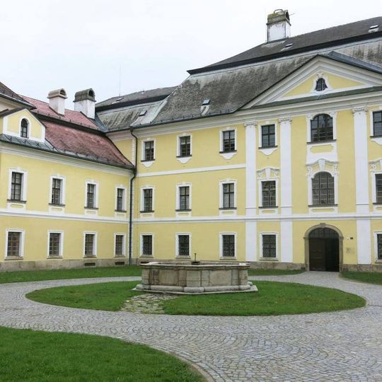 Kašna na nádvoří mezi prelaturou a zámkem Žďár