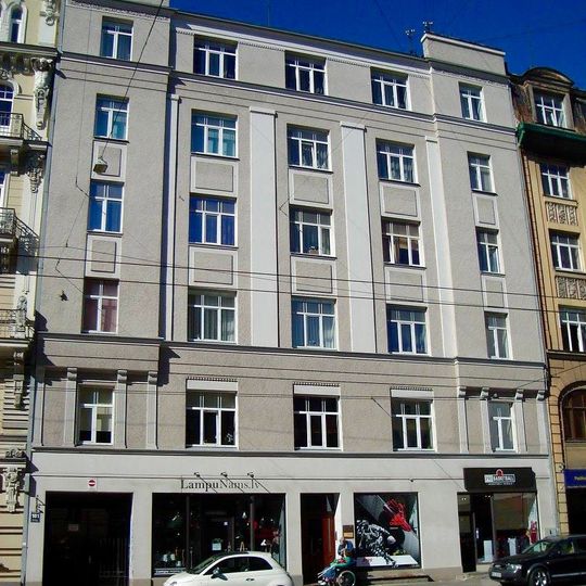 Īres nams ar veikaliem