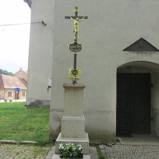 Kříž u vchodu do kostela Nanebezvetí Panny Marie v Novém Rychnově