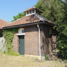 Vrijstaand voormalig toiletgebouw