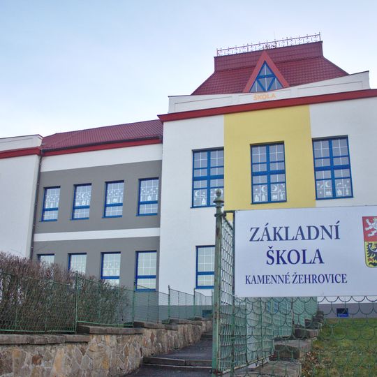 Budova základní školy v Kamenných Žehrovicích