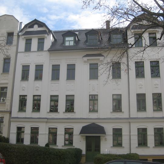 Mietshaus in geschlossener Bebauung mit Vorgarten Münchner Straße 6