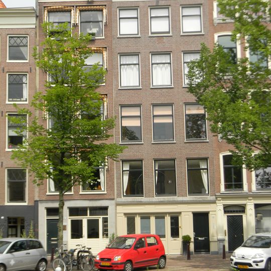 Pand met gevel gewijzigd 19 en 20e eeuw onder rechte lijst