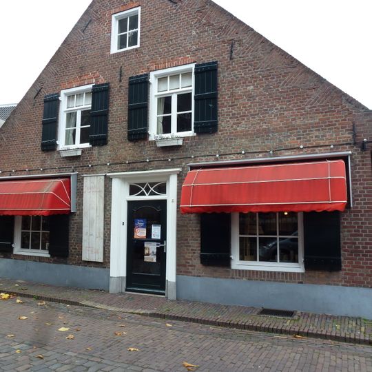Dorpshuisje met topgevel met vlechtingen