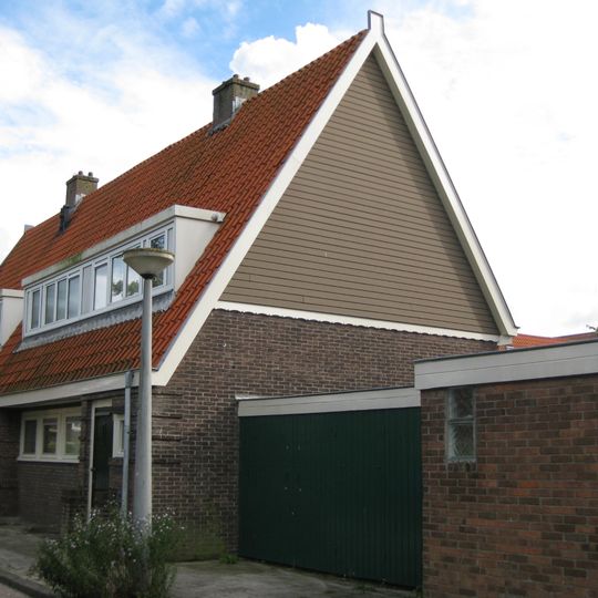Blok met 4 keukenwoningen, zo genoemd vanwege destijds nieuwe plaatsing van keuken aan de voorzijde, aan de zijkant een houten topgevel, bouwstijl Amsterdamse School.