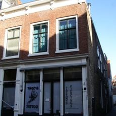 Pand onder schilddak met dakvenster