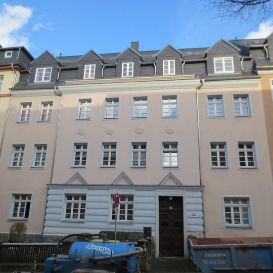 Mietshaus in geschlossener Bebauung mit Vorgarten und Einfriedung Helmholtzstraße 50