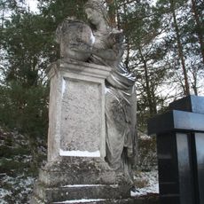 Náhrobek se sochou ženy s urnou