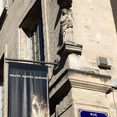 Femme main tendu et l'autre sur le coeur