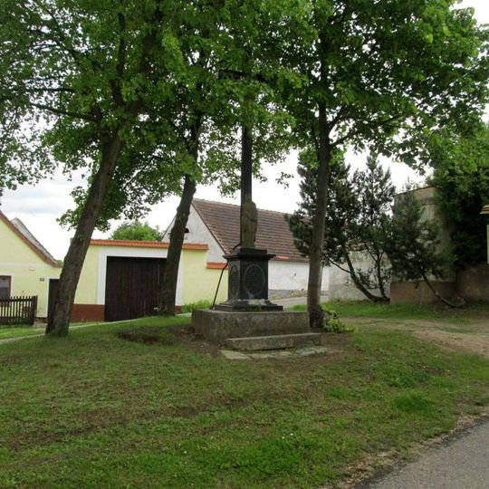 Kříž v Albrechticích nad Vltavou před kostelem