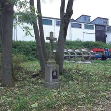 Kříž v Horní Radouni u zemědělského areálu