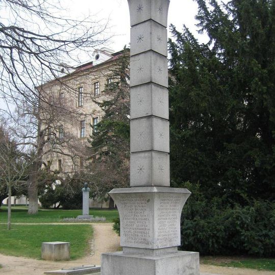 Pomník padlým v první světové válce v zámeckém parku v Benátkách nad Jizerou