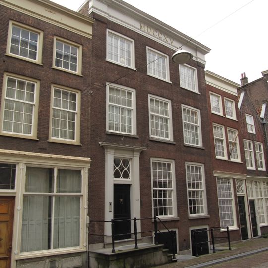 Pand met brede lijstgevel, gedateerd in de verkropte kroonlijst 1715